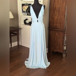 Fame and Partners Light Blue‎ Gown